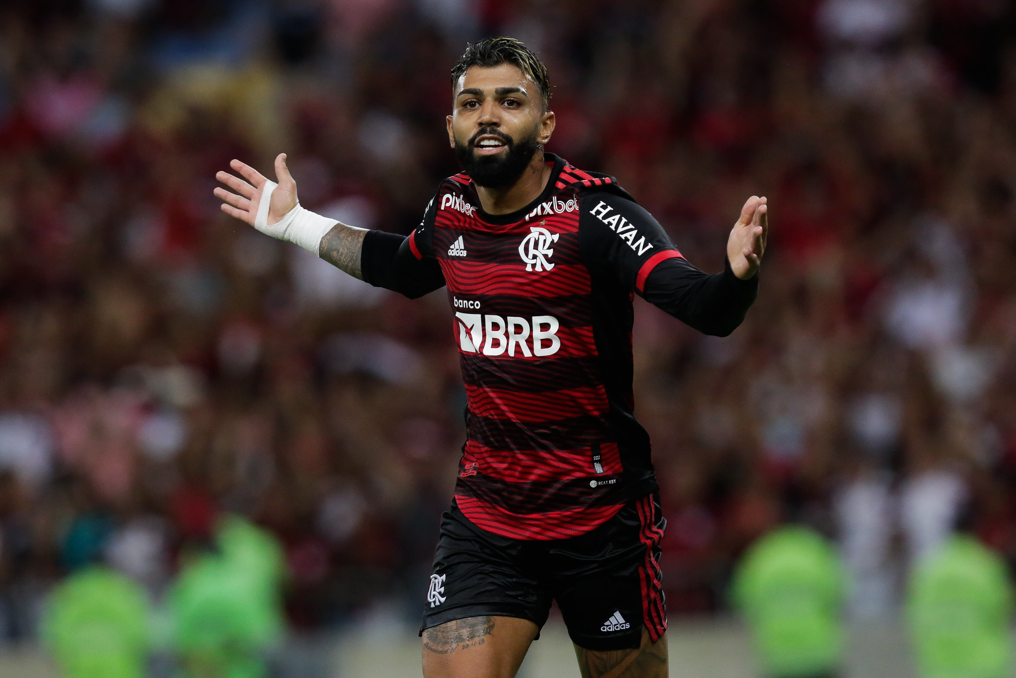 Chuteira personalizada de Gabigol é arrematada por R$ 101.250 em leilão beneficente
